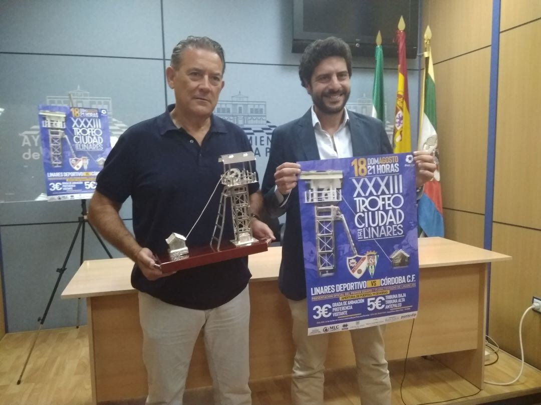 El alcalde de Linares, Raúl Caro, y el presidente del Linares Deportivo, Jesús Medina, presentan el XXXIII Trofeo Ciudad de Linares de fútbol.