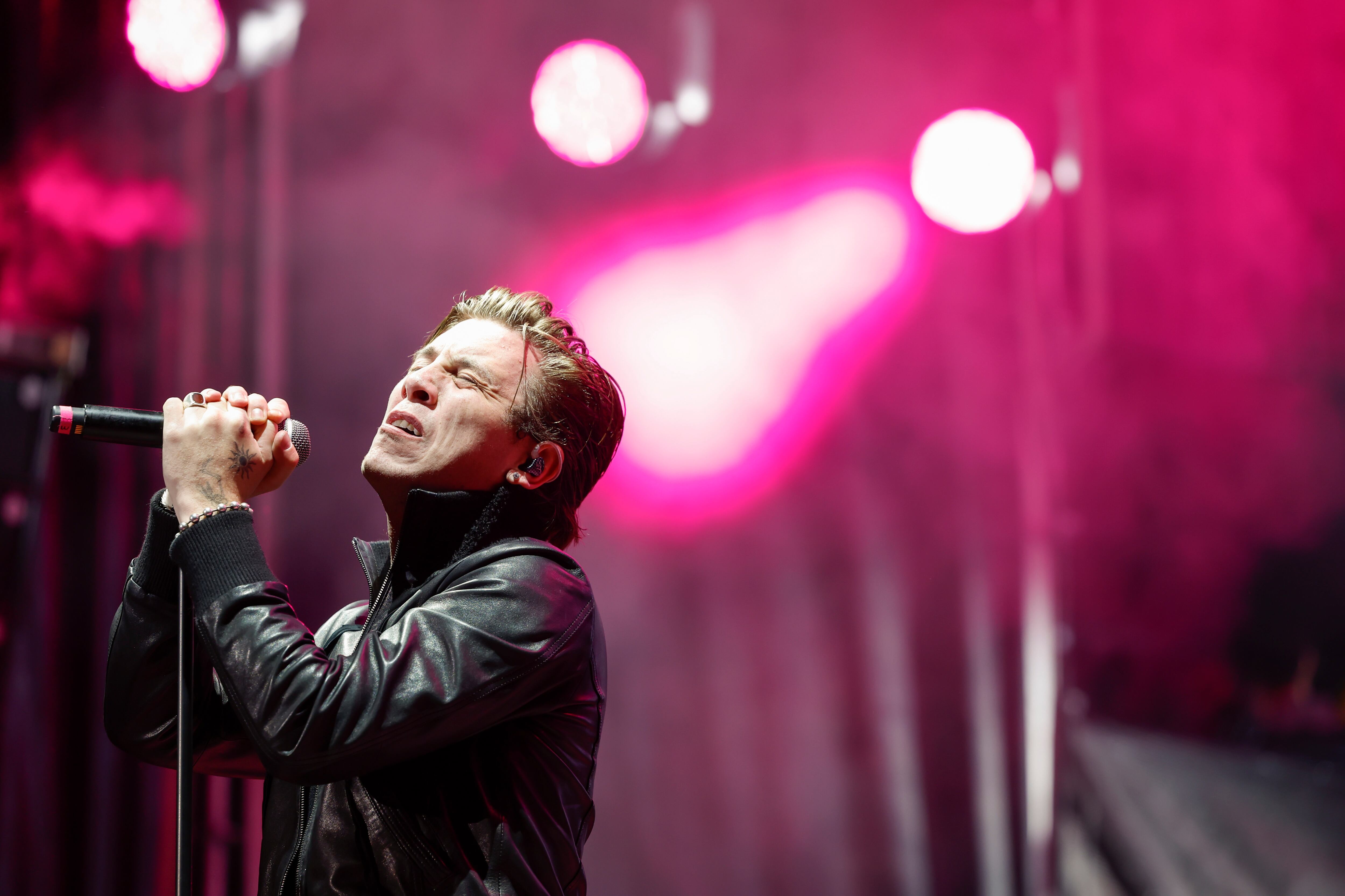 ZARAGOZA, 10/10/2025.- El músico y cantante Walls durante su actuación hoy viernes en el festival ´Los 40 Pop´ que se celebra en la plaza del Pilar de Zaragoza. EFE / Javier Cebollada.