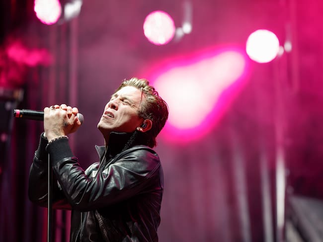 ZARAGOZA, 10/10/2025.- El músico y cantante Walls durante su actuación hoy viernes en el festival ´Los 40 Pop´ que se celebra en la plaza del Pilar de Zaragoza. EFE / Javier Cebollada.