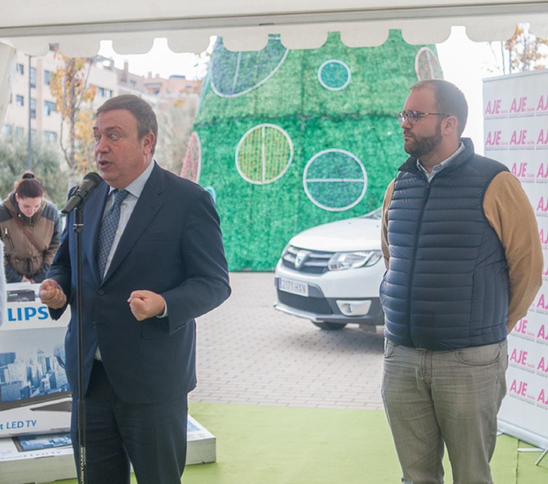 Fernando Lázaro (d) durante su época como concejal de gobierno del Ayuntamiento de Getafe. A la izquierda el exalcalde Juan Soler.