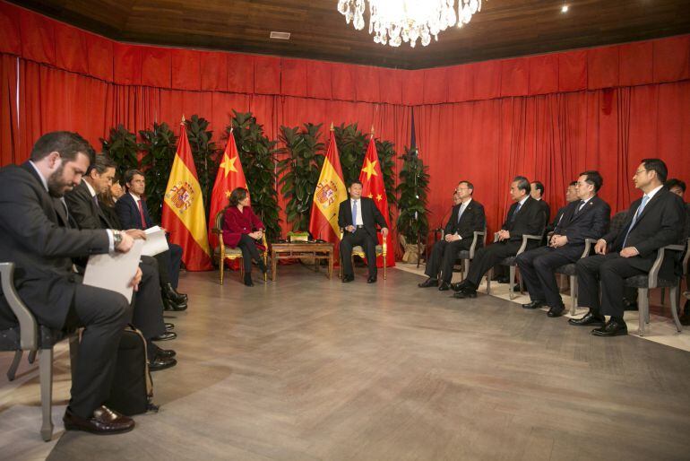 La vicepresidenta del Gobierno, Soraya Sáenz de Santamaría, y el presidente de China, Xi Jinping, acompañados de sus respectivas delegaciones, durante el encuentro 