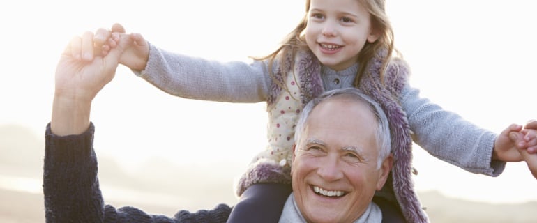 ¿Cómo podríamos conseguir acostar al niño por las noches si no estuviera bien cansado de jugar con los abuelos?