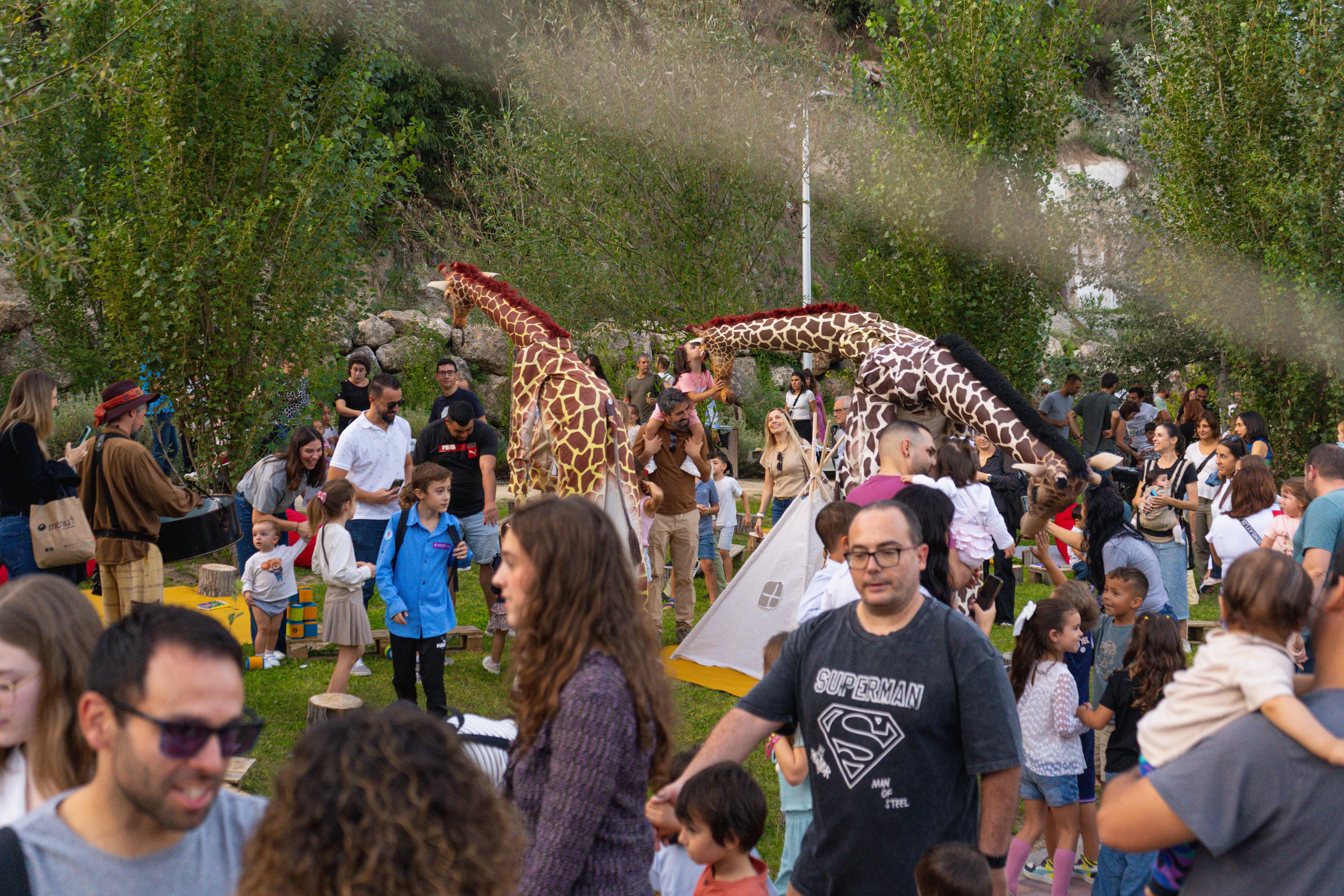 Familias disfrutan de los juegos y actividades del Tic Tac al Parc en el Parc de les Mamàs Belgues