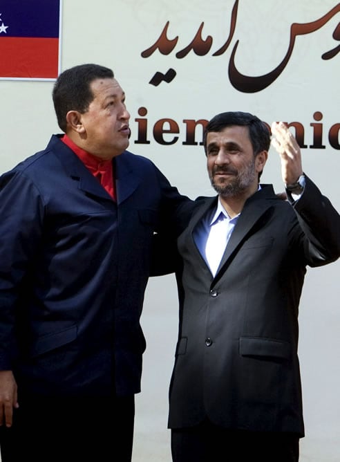 Chávez y Ahmadineyad durante un encuentro oficial en Irán en 2010