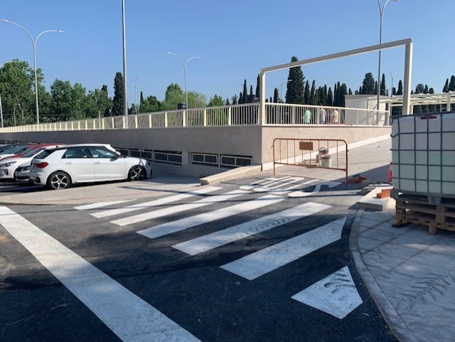 Entrada al aparcamiento en el lateral del IES Brianda de Mendoza