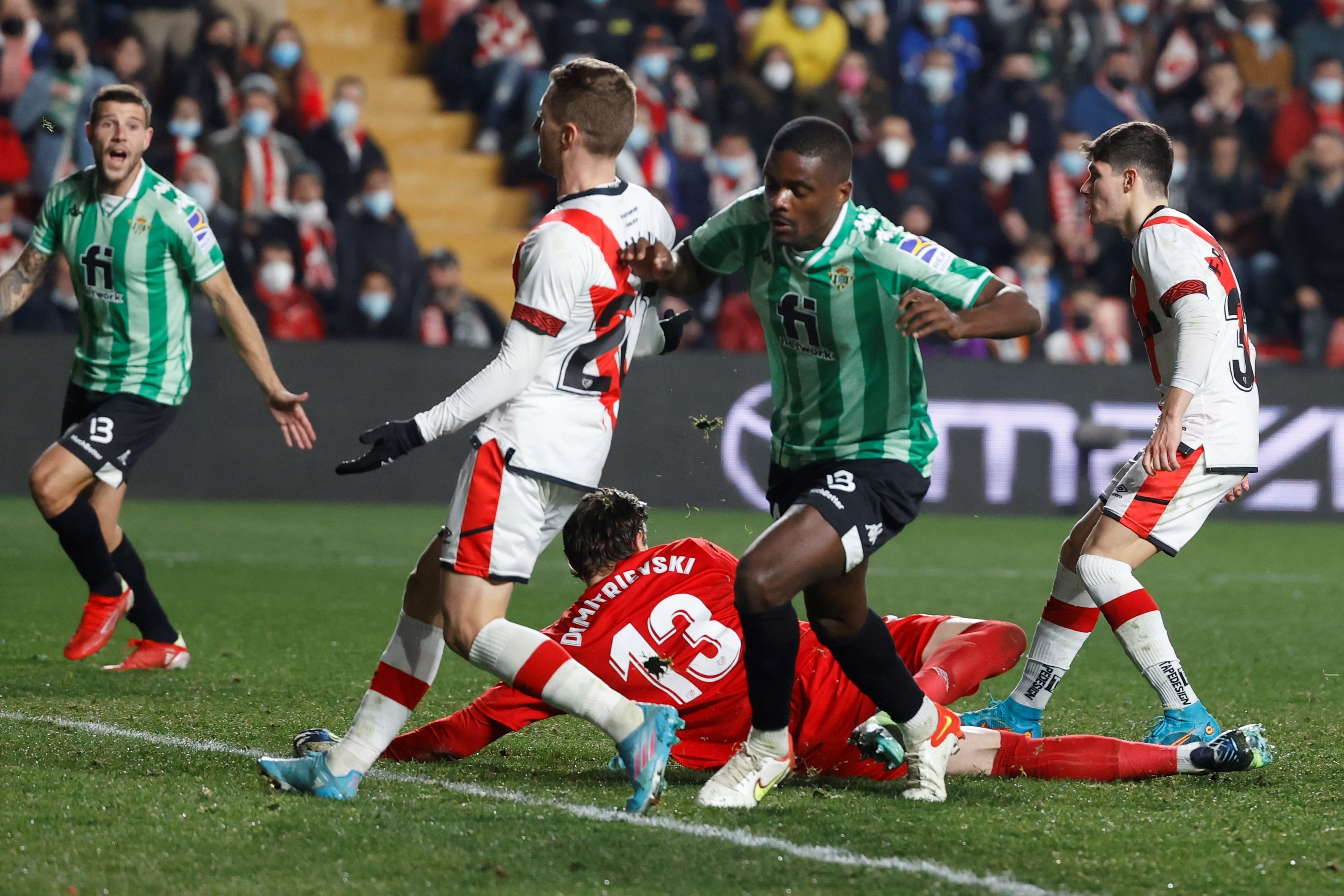 El centrocampista del Betis William Carvalho celebra tras marcar el segundo gol ante el Rayo