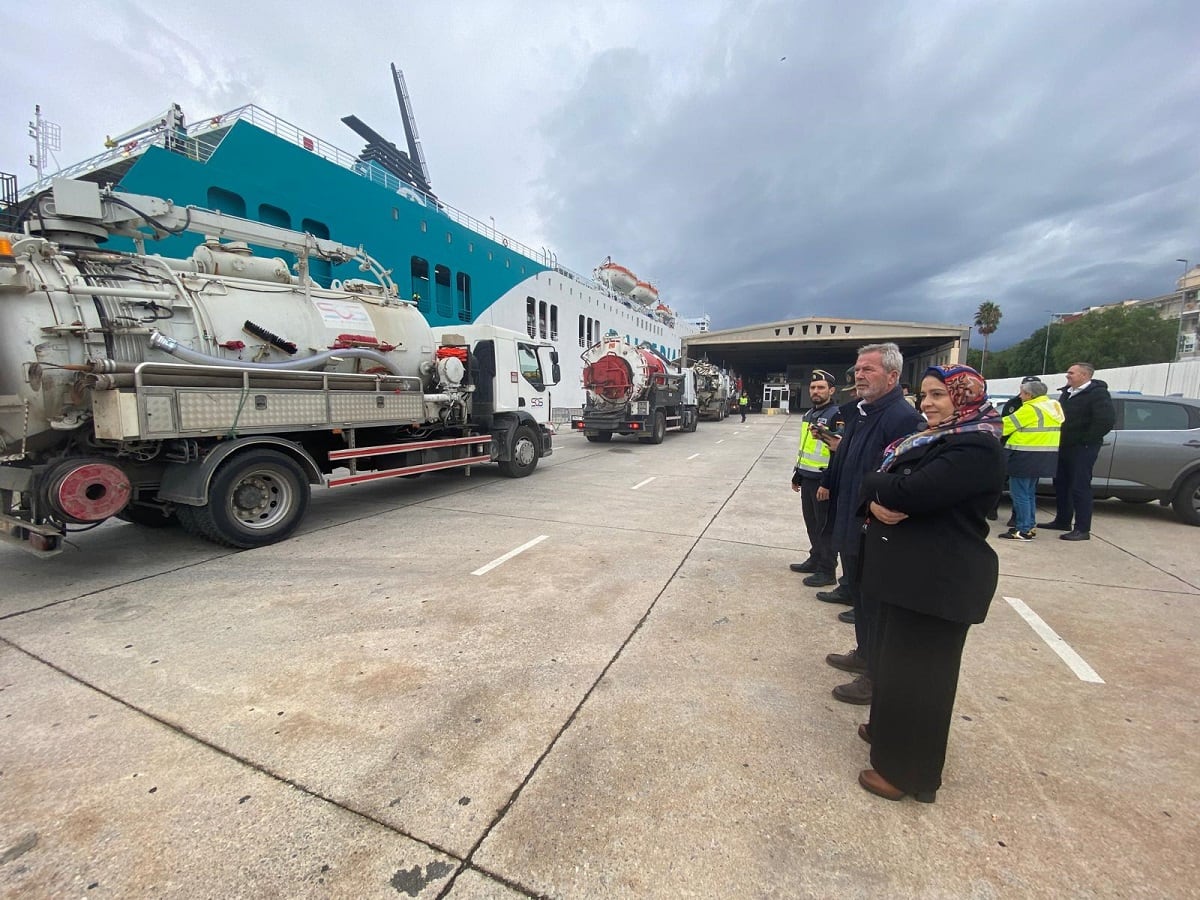 Recepción en el puerto de Motril de camiones-autobomba procedentes de Marruecos