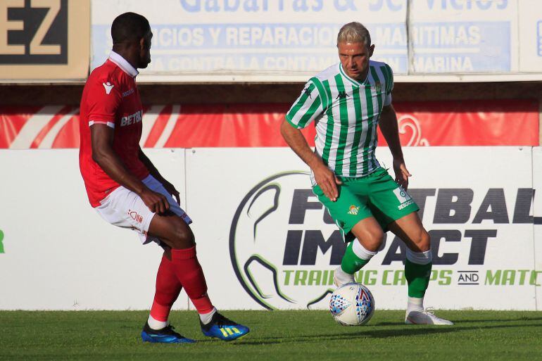 El jugador del Betis Joaquín Sánchez pelea un balón con el jugador del Nottingham Tendayi Darikwa durante el partido amistoso de pretemporada disputado esta tarde en Almería. 