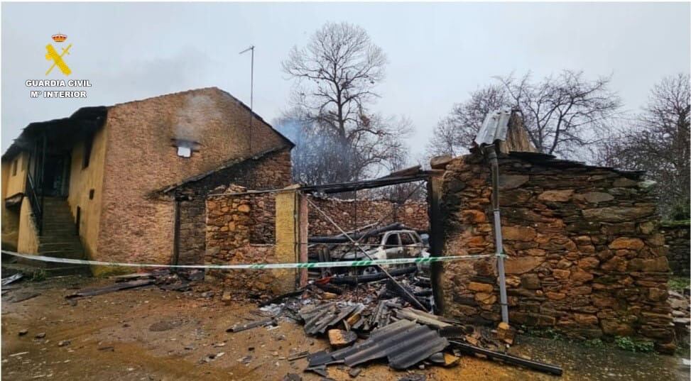 Así quedó el garaje de la pedánea tras el incendio provocado en Villar del Monte