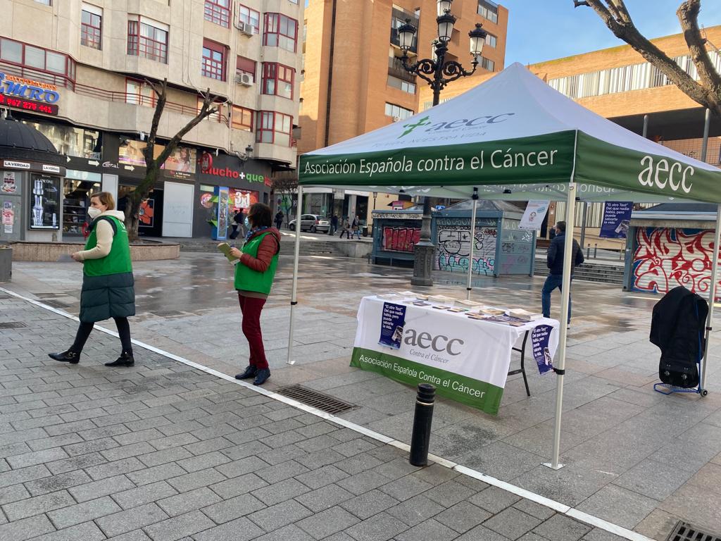 Mesa informativa de AECC en la Plaza Mayor de Albacete con motivo del Día Internacional Contra el Cáncer de Colon