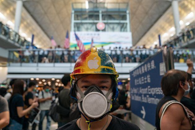 El aeropuerto de Hong Kong suspende sus vuelos por las protestas