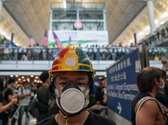 El aeropuerto de Hong Kong suspende sus vuelos por las protestas