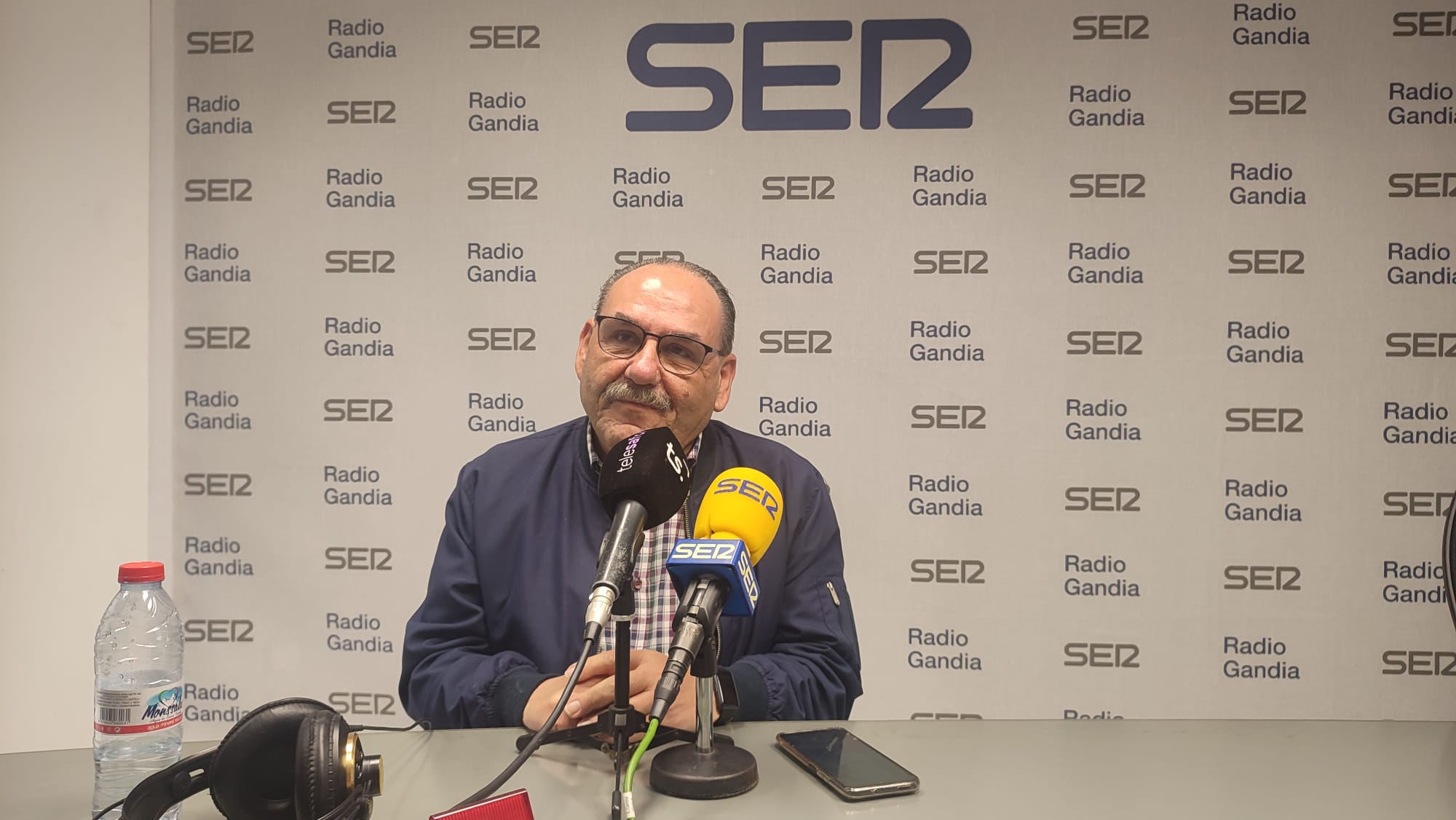 Emili Ripoll presidente de la Junta Mayor de Hermandades en los estudios de Radio Gandia.