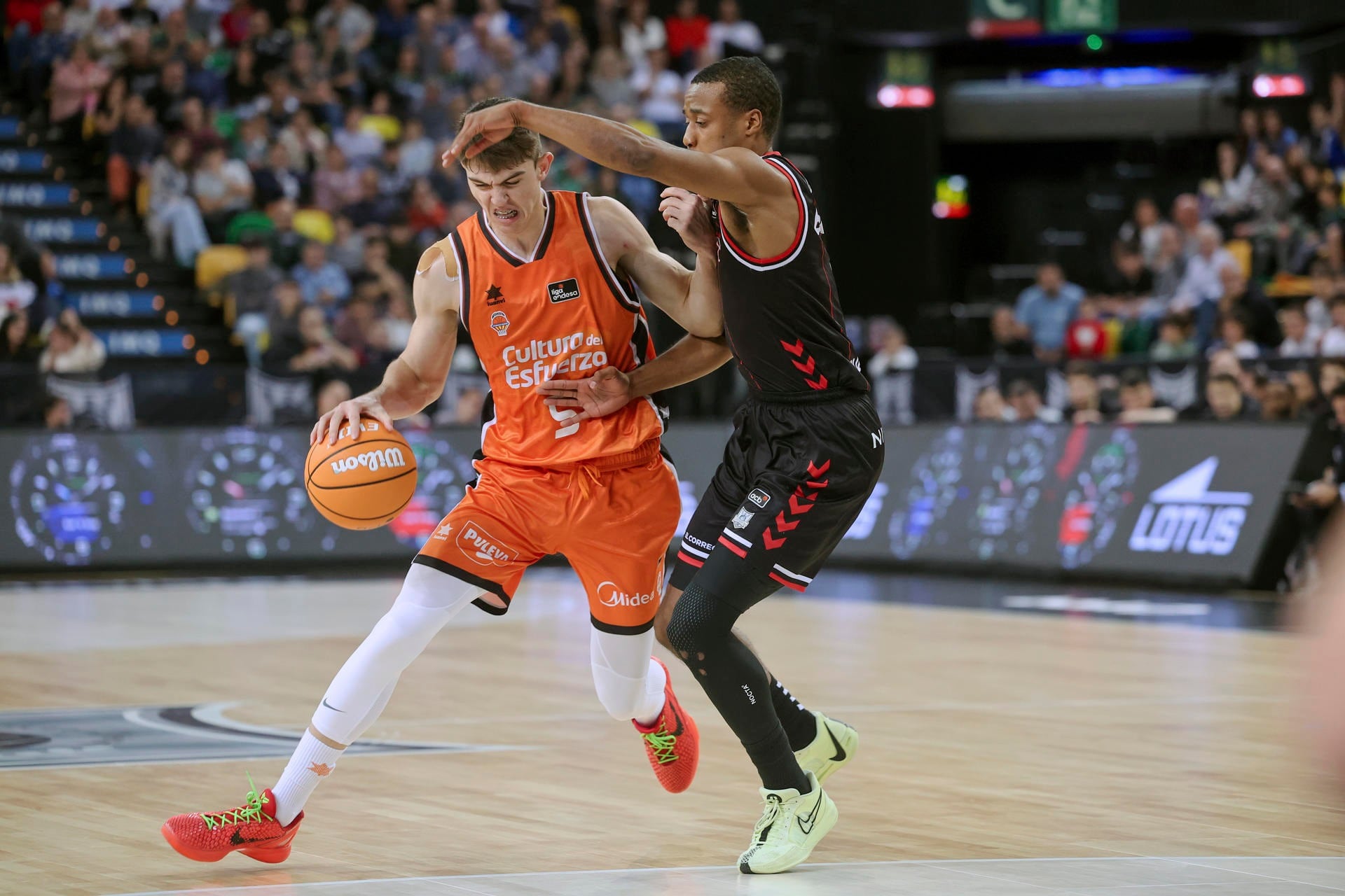 BILBAO, 27/10/2024.- El alero del Valencia Sergio De Larrea (i) disputa un balón ante el escolta estadounidense del Biblao Muhammad-Ali Abdur-Rahkman (d) durante el encuentro de la Liga Endesa entre Bilbao Basket y Valencia Basket, este domingo en el Bilbao Arena. EFE/ Luis Tejido
