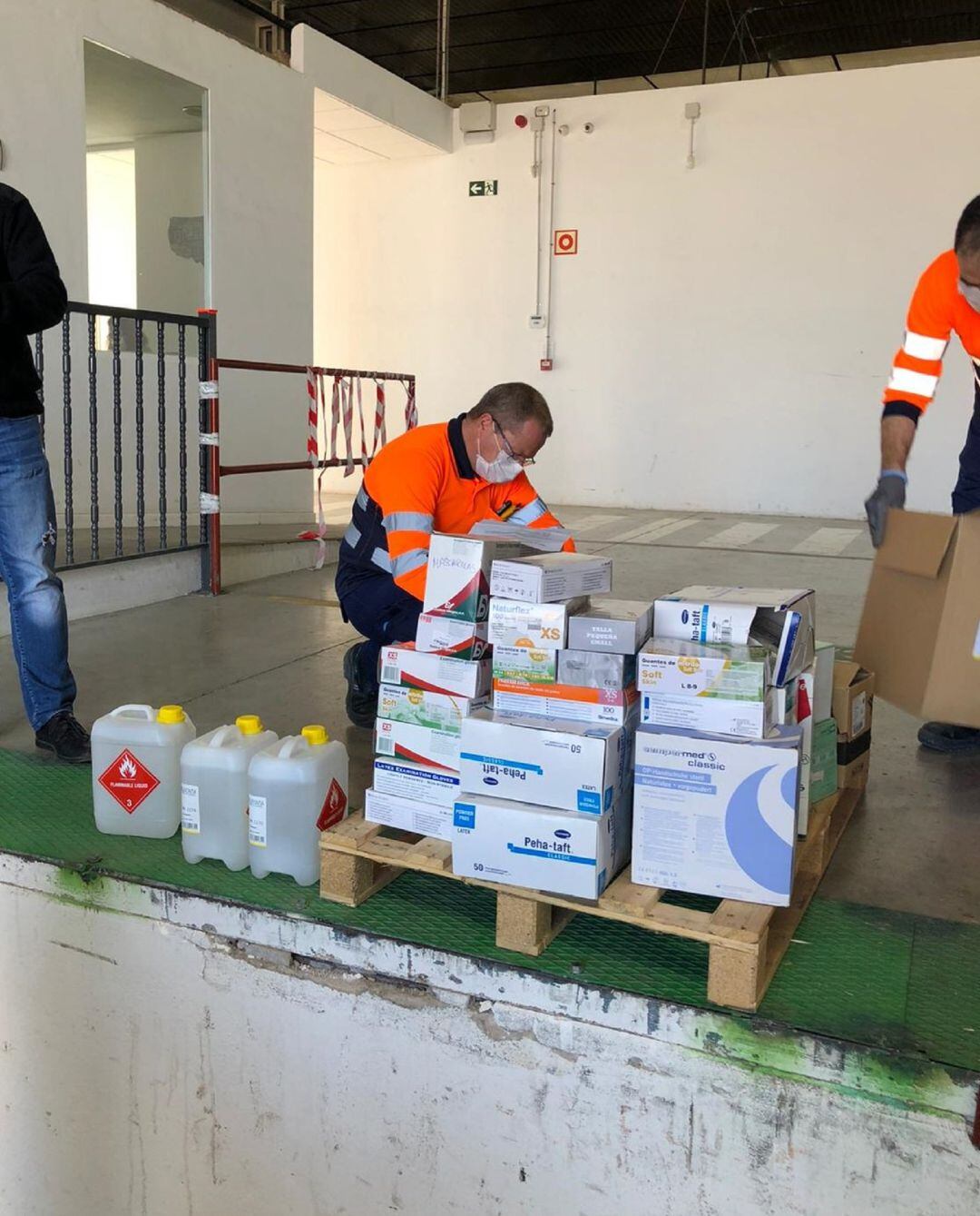 Entrega de material de protección y sanitario para centros sanitarios y residencias.