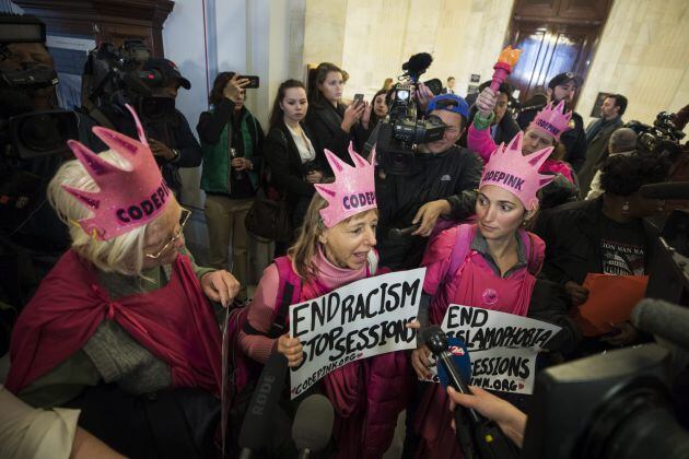 Varios activistas del grupo &#039;CodePink&#039; manifiestan contra el senador republicano por Alabama, Jeff Sessions