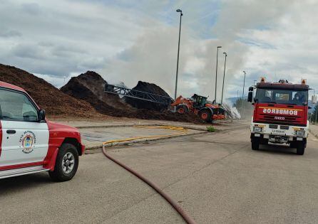 Se retira la corteza de los apiles para refrigerar el interior