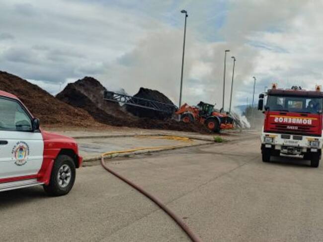 Se retira la corteza de los apiles para refrigerar el interior
