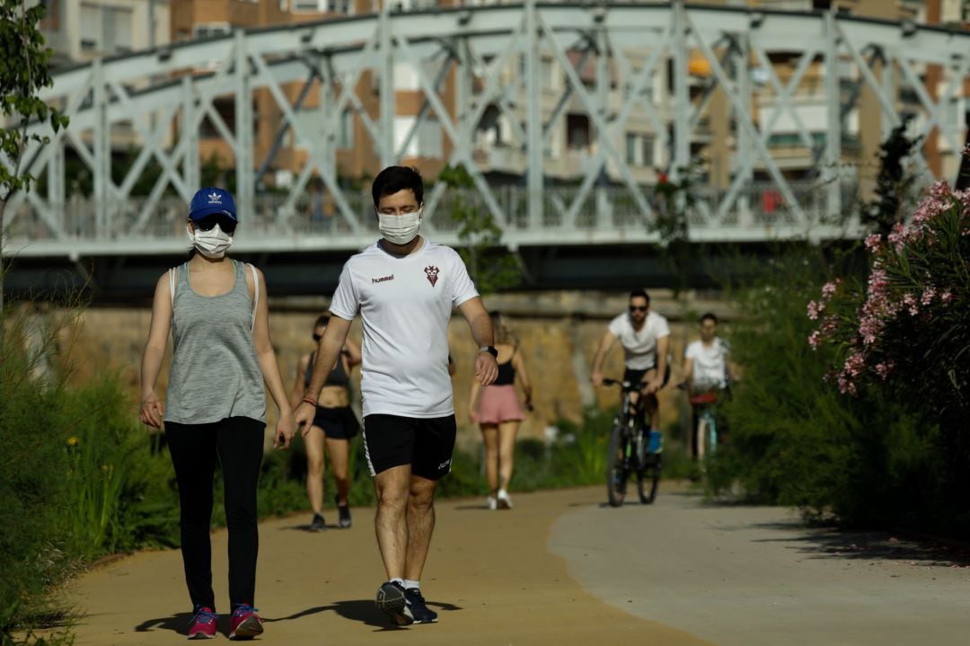 Varios adultos pasean y hacen ejercicio junto al río Segura, en el primer día en que el Gobierno permite salir a hacer deporte de forma individual y pasear con otra persona con la que se conviva, a determinadas horas y hasta un kilómetro de distancia del  domicilio, en Murcia (España), a 2 de mayo de 2020. 02 MAYO 2020 CORONAVIRUS;ESTADO DE ALARMA;PANDEMIA;DESESCALADA;
 Edu Botella Europa Press
 