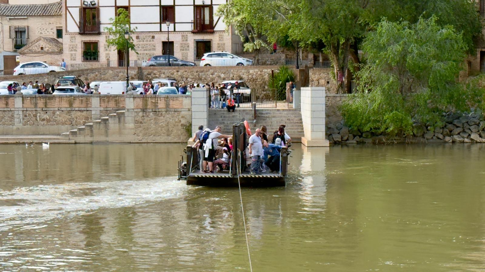Imagen de archivo de la barca de pasaje cruzando el río Tajo durante la celebración de la romería del Valle