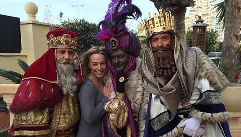 Sonia Castedo sube de forma pública a su perfil de Facebook una foto posando con los Reyes Magos oficiales de Alicante