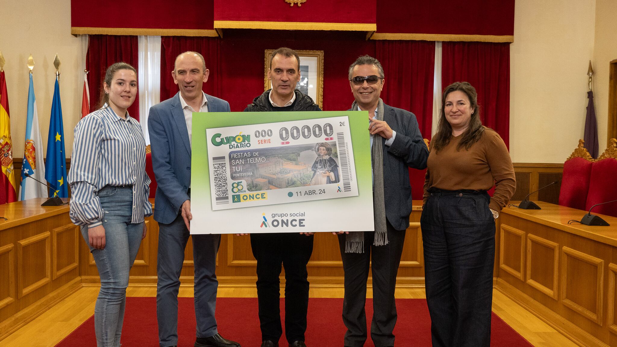 Pilar Gregores, concejala PP; Roberto Gaspar, director de la ONCE en Vigo; Enrique Cabaleiro, alcalde de Tui; Manuel Martínez Pan, delegado de la ONCE en Galicia; y Ana Núñez, concejala de Turismo, presentan el cupón dedicado a las Fiestas de San Telmo