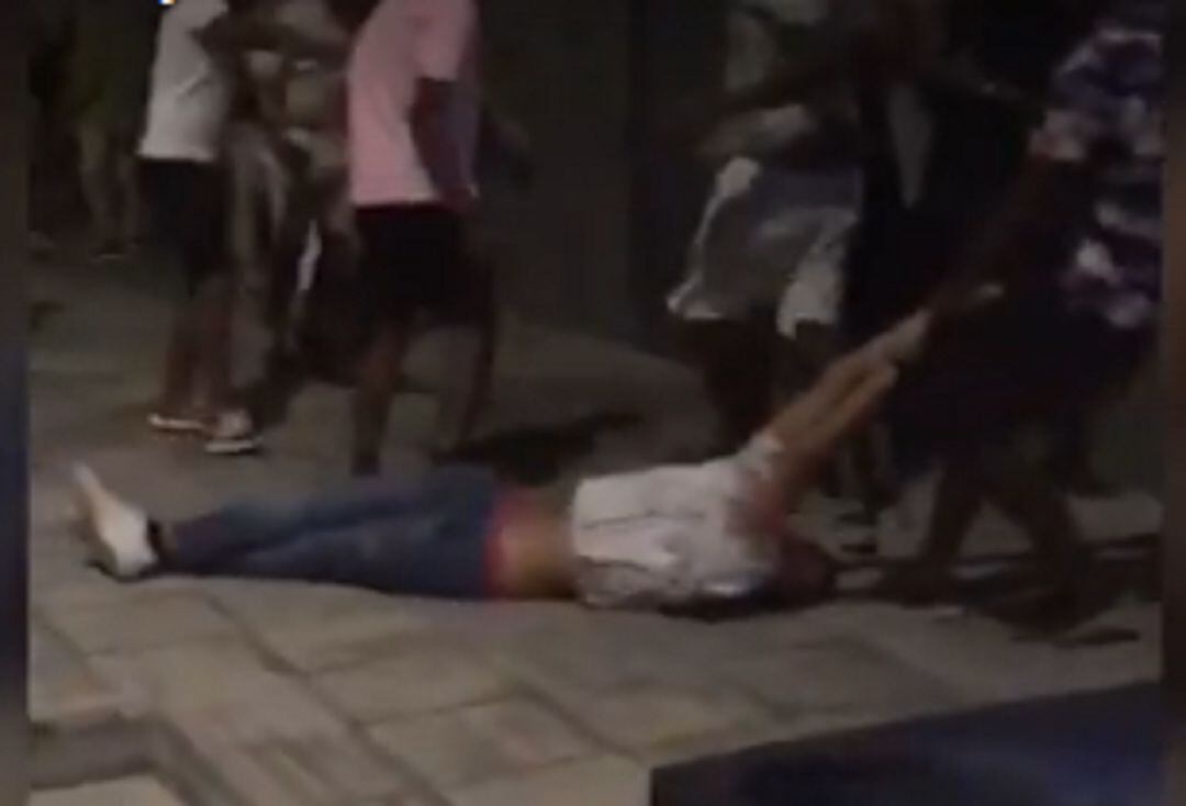 Un joven inconsciente durante una pelea multitudinaria el fin de semana
