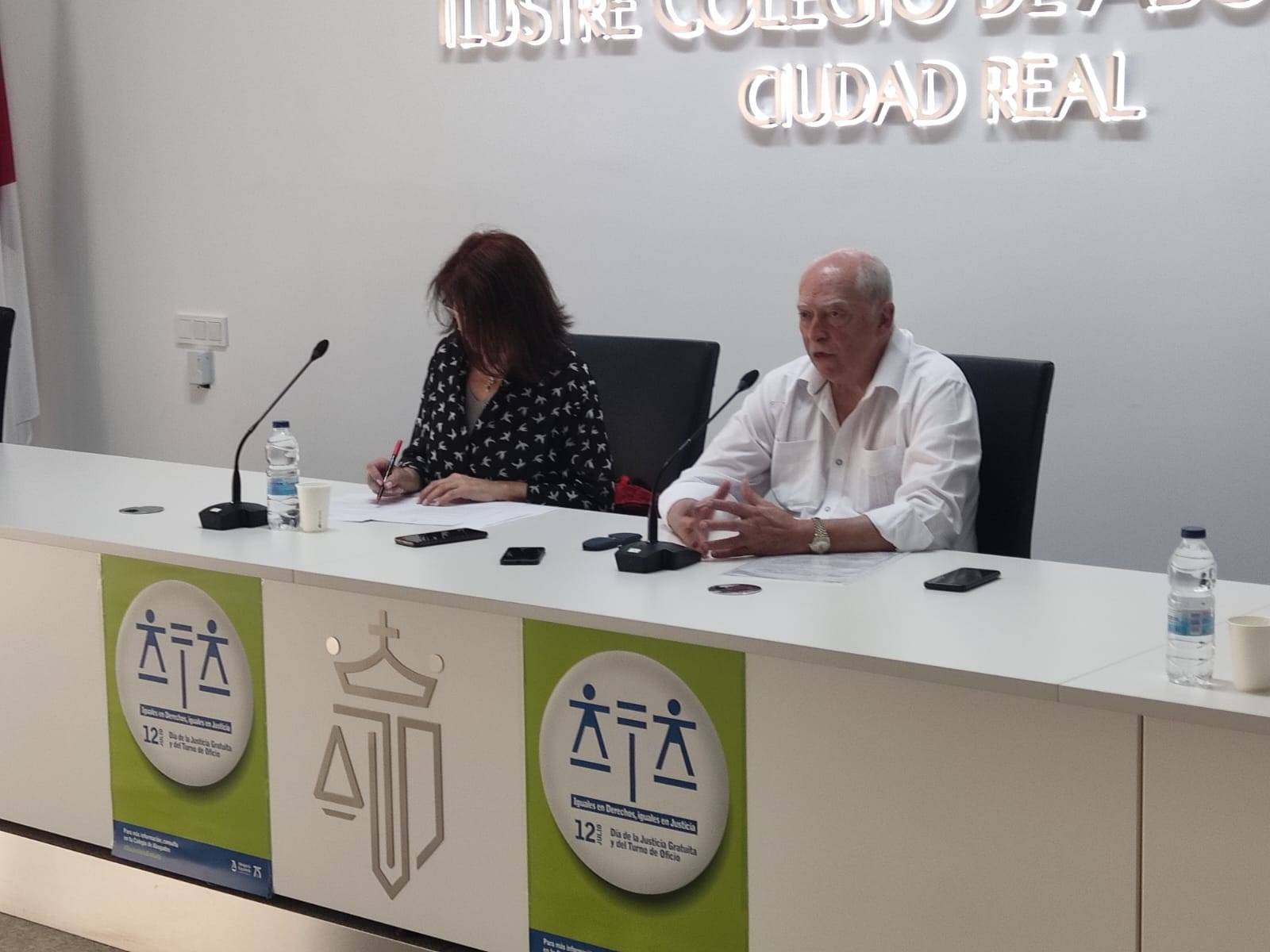 Cipriano Arteche y Elena Gómez en el Colegio de Abogados de Ciudad Real informan de las reivindicaciones de los abogados de turno de oficio