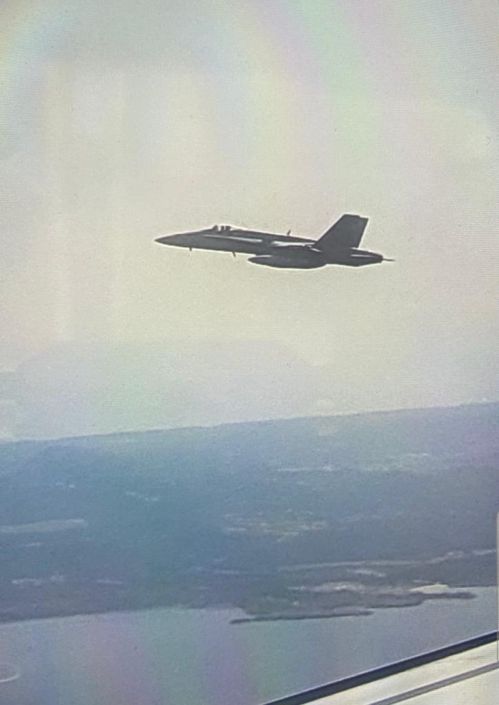 F18 escoltando a un avión hasta el aeropuerto de Menorca