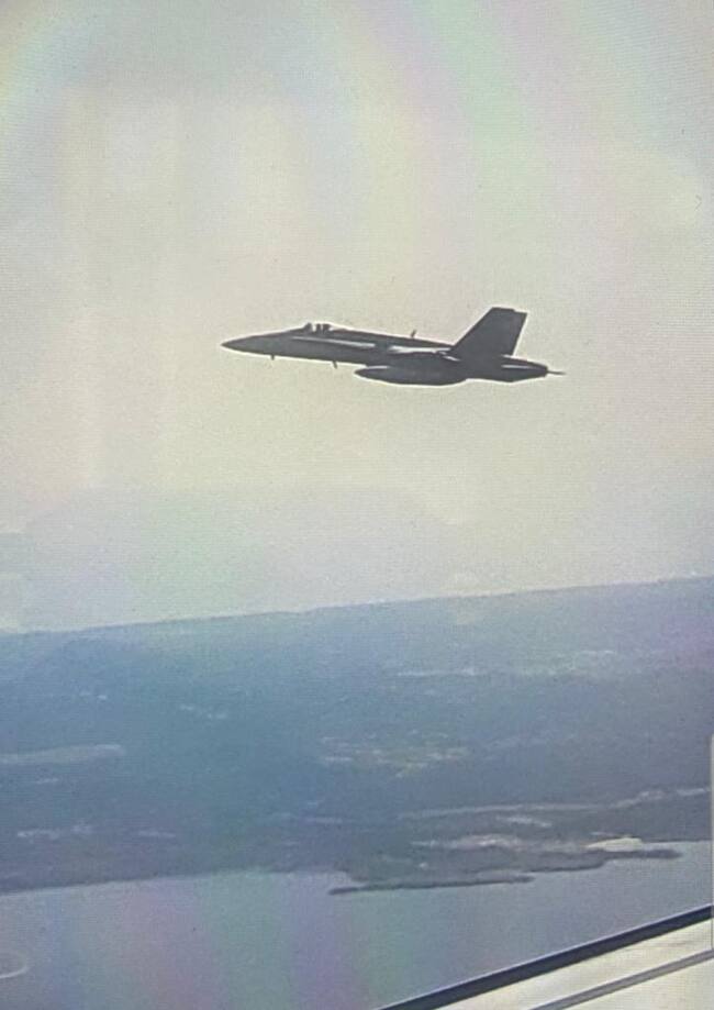 F18 escoltando a un avión hasta el aeropuerto de Menorca