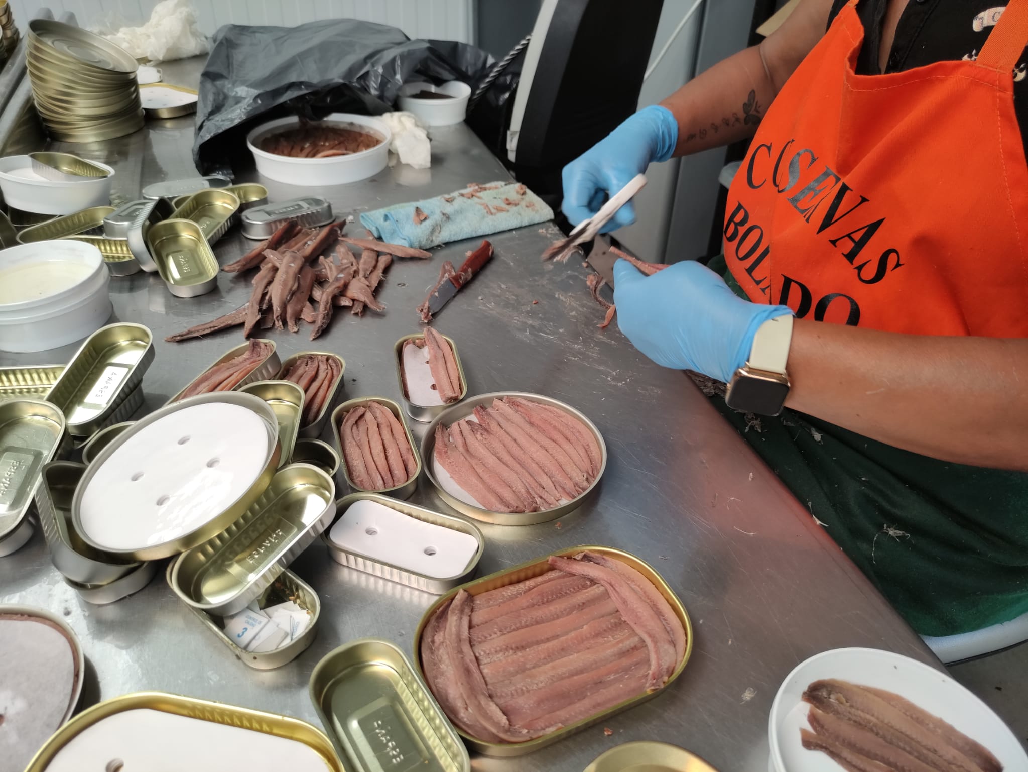 Envasado a mano artesanal de anchoas en Conservas Bolado, en Santoña