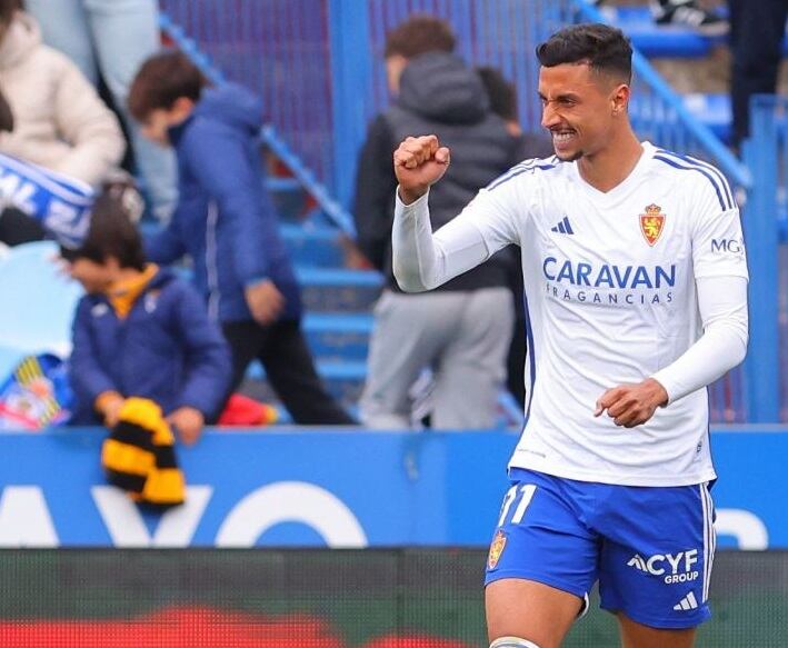 Maikel Mesa celebra el gol marcado al Tenerife