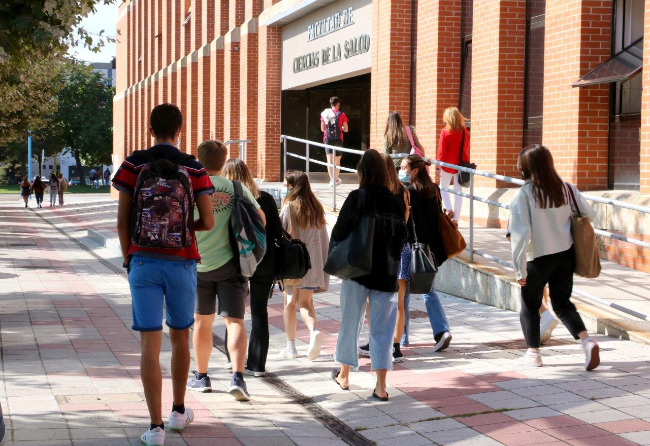 Un grupo de estudiantes recorre el campus universitario