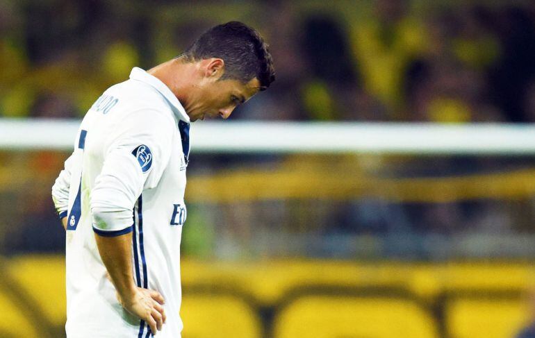 Cristiano, cabizbajo tras el gol del Dortmund