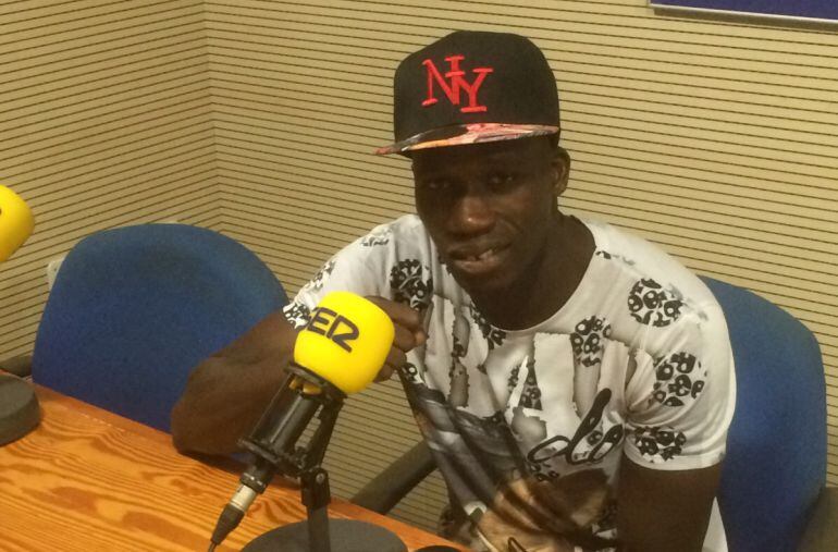 Selen Agudi en los estudios de Radio Club Tenerife