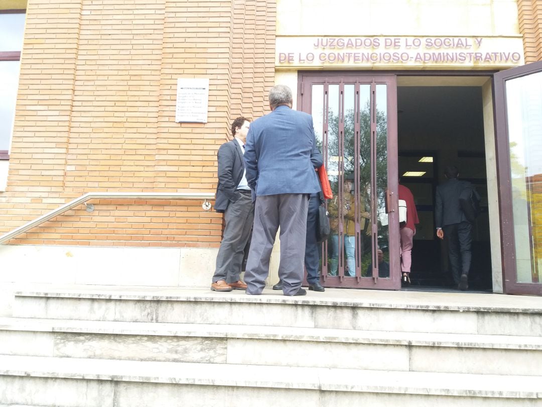 Representantes de Coto Minero Cantábrico, de espaldas, ante la sede de los jugados. Esta mañana en Oviedo 