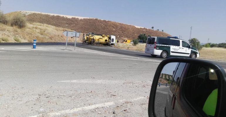 Camión volcado en la segunda rotonda de la carretera que une Jaén con Fuerte del Rey.