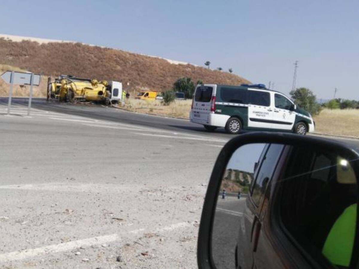 Dos heridos en el vuelco de un camión en la carretera de Fuerte del Rey