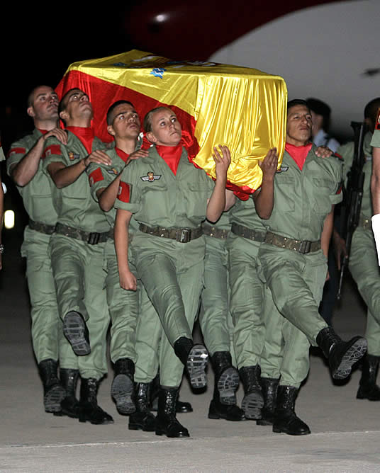 Legionarios portan los restos mortales de los dos militares fallecidos