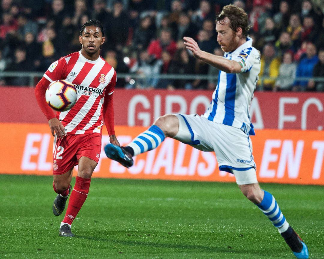 Zurutuza pelea por un balon con Douglas Luiz