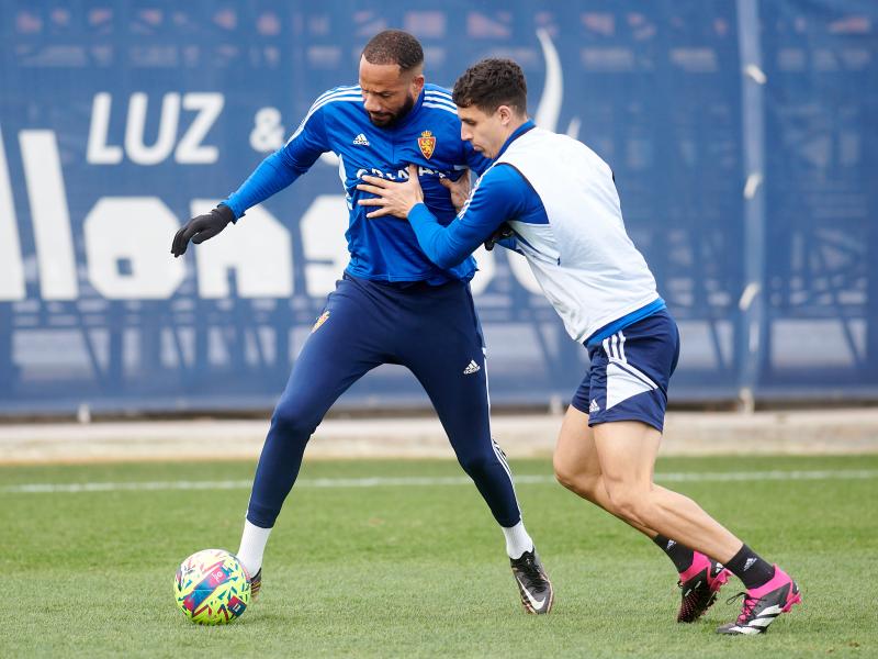 Bebé y Marcos Luna pugnan por un balón en un entrenamiento