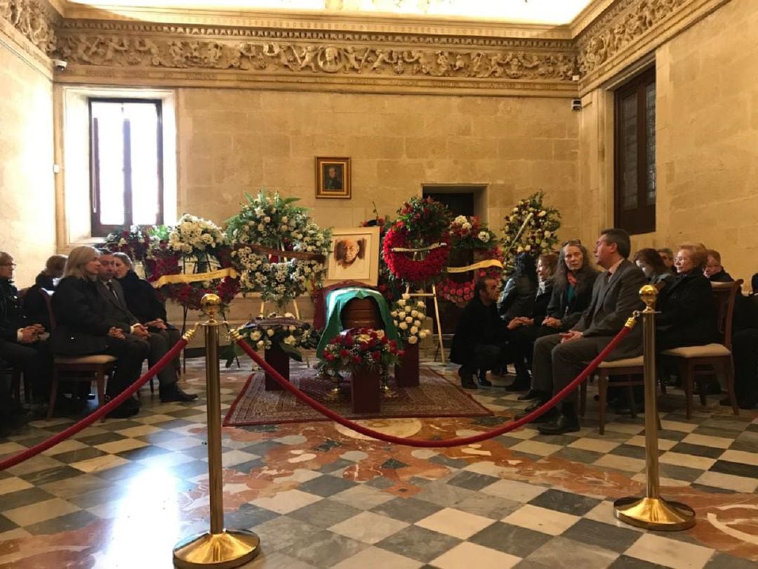 La capilla ardiente del dramaturgo Salvador Távora se ha instalado en el Ayuntamiento de Sevilla. 