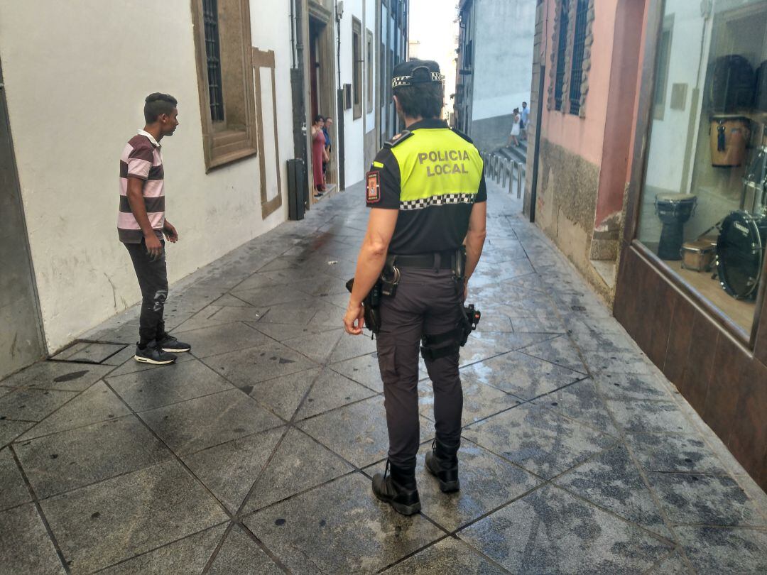 Agente de la Policía Local advirtiendo a los viandantes ante el derrame de gasoil