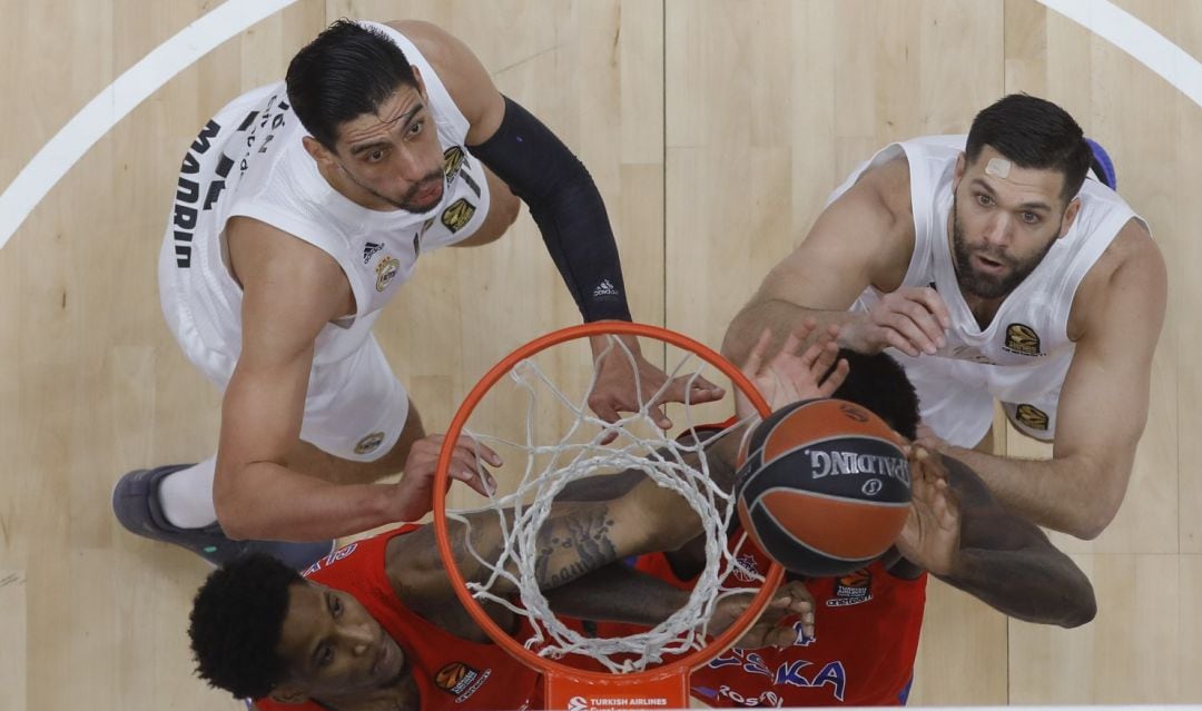 Ayón y Reyes, en un partido entre el Real Madrid y el CSKA.