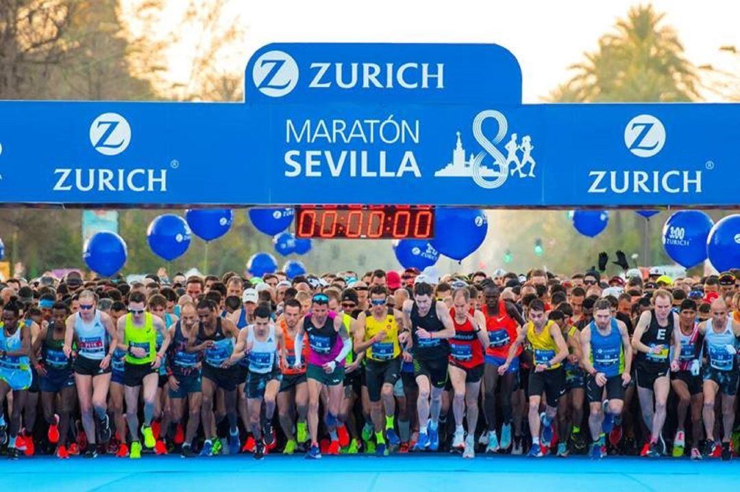 Corredores tomando la salida en una edición anterior del Maratón de Sevilla 