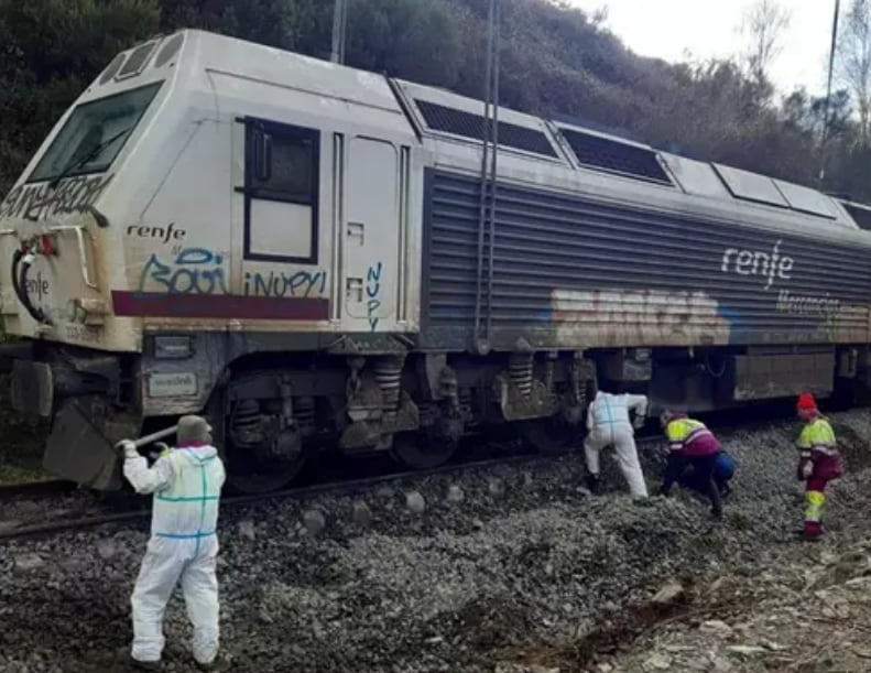 Trabajos para despejar la vía donde descarriló el tren de mercancías esta semana, a su paso por Lalín