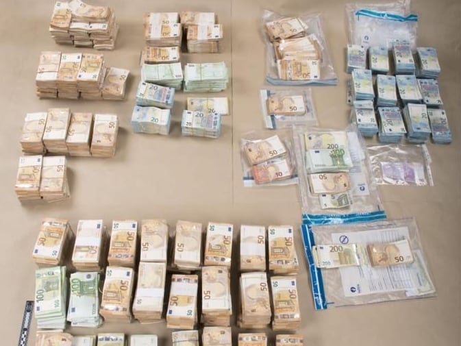 Los 1,5 millones de euros en billetes encontrados por la policía.