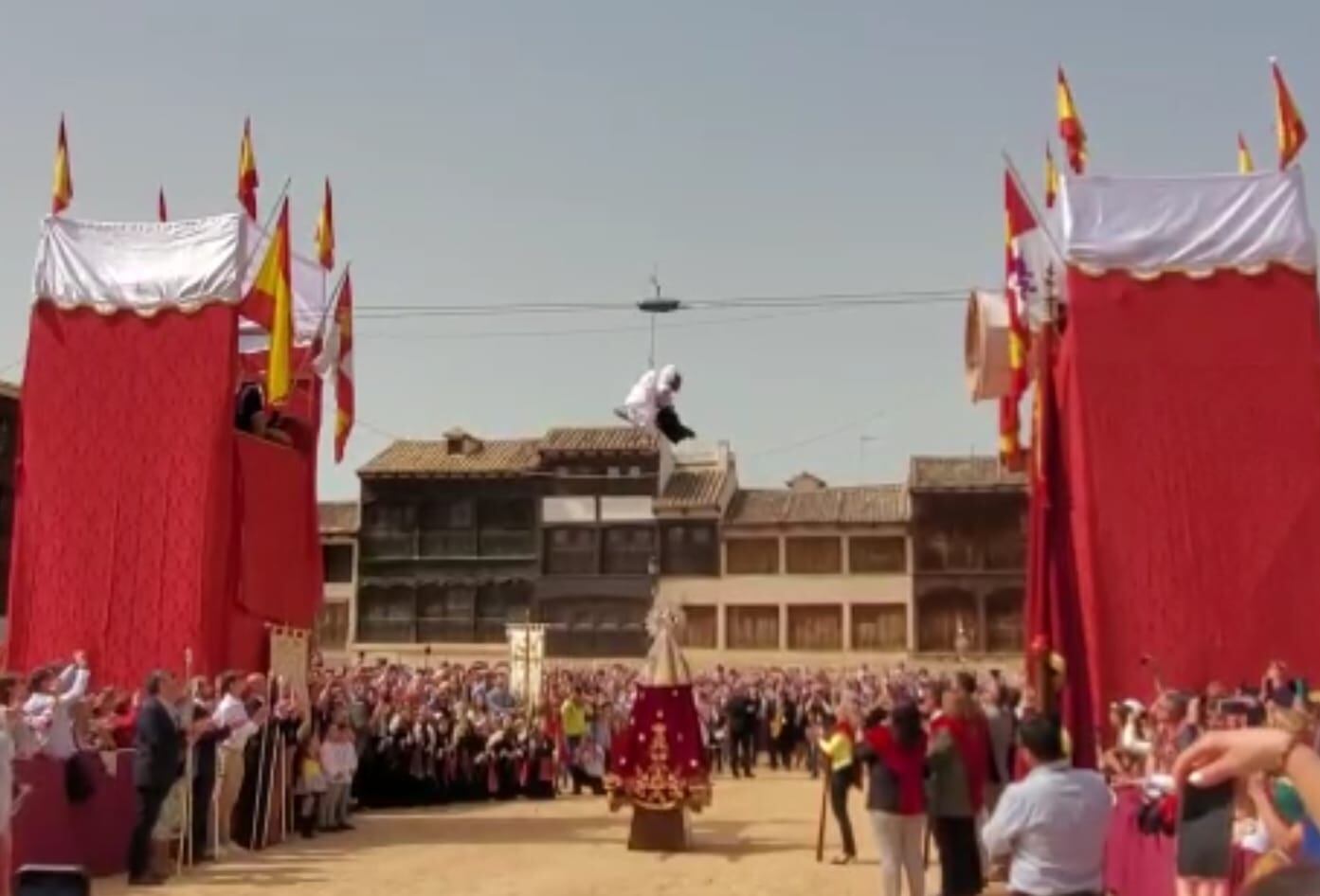 Momento en el que Julia, la niña del Ángel, retira el velo a la Virgen para anunciar la resurrección en una Plaza del Coso abarrotada