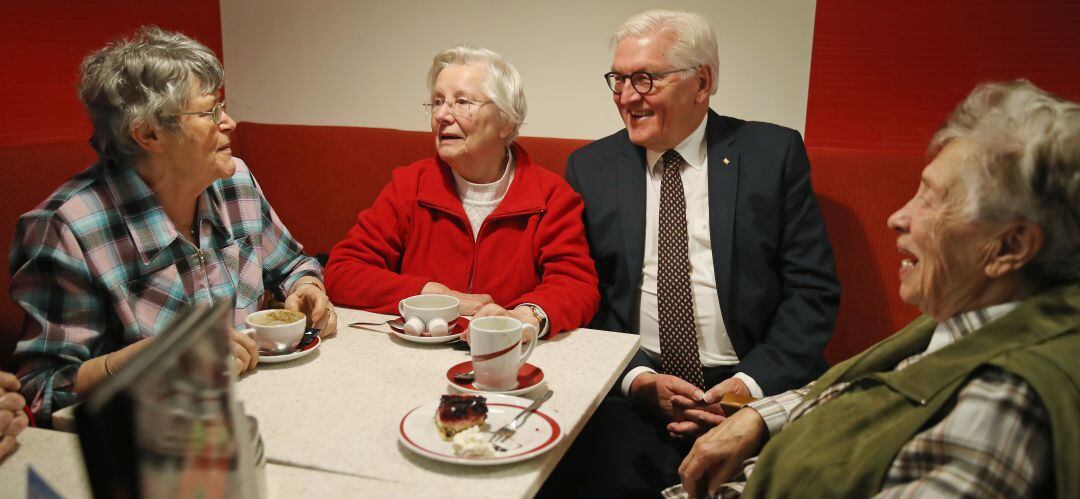 Varios mayores compartiendo mesa