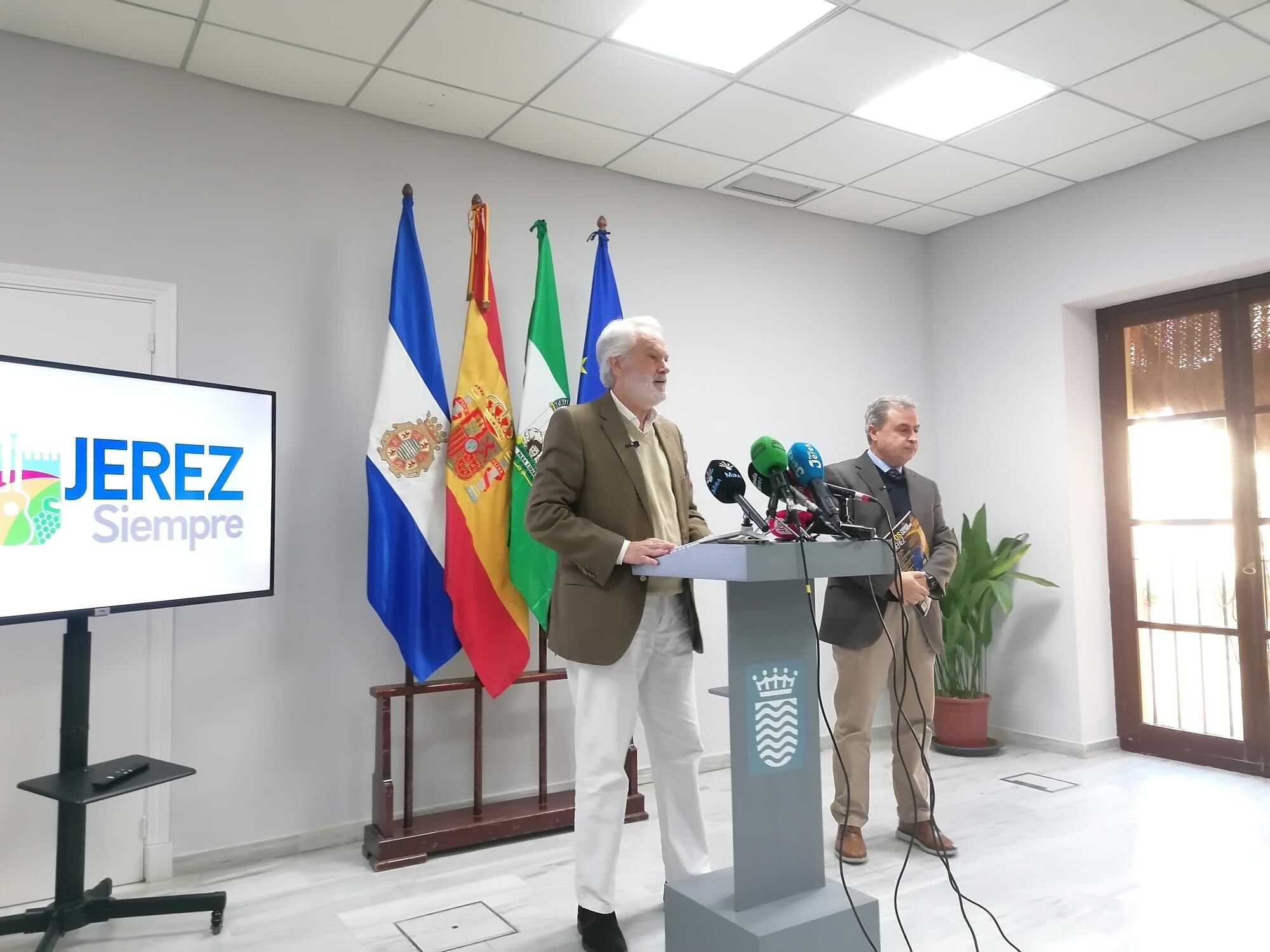 Agustín Muñoz y Antonio Real este lunes en rueda de prensa en el Ayuntamiento de Jerez